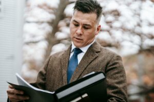 Mann welcher Nachfolge regelt im Anzug mit Unternehmensunterlagen
